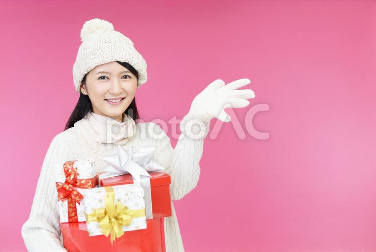 プレゼントを持つ笑顔の女性 女性,女,プレゼントの写真素材
