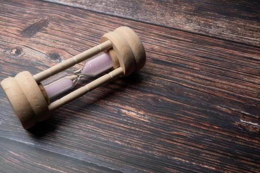 木製砂時計と木目テーブル 砂時計,木製,置物の写真素材