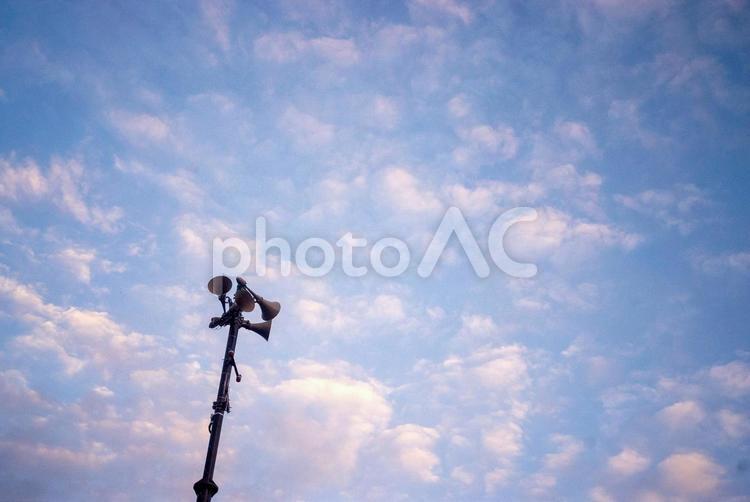 横浜街散歩 空,スピーカー,防犯の写真素材