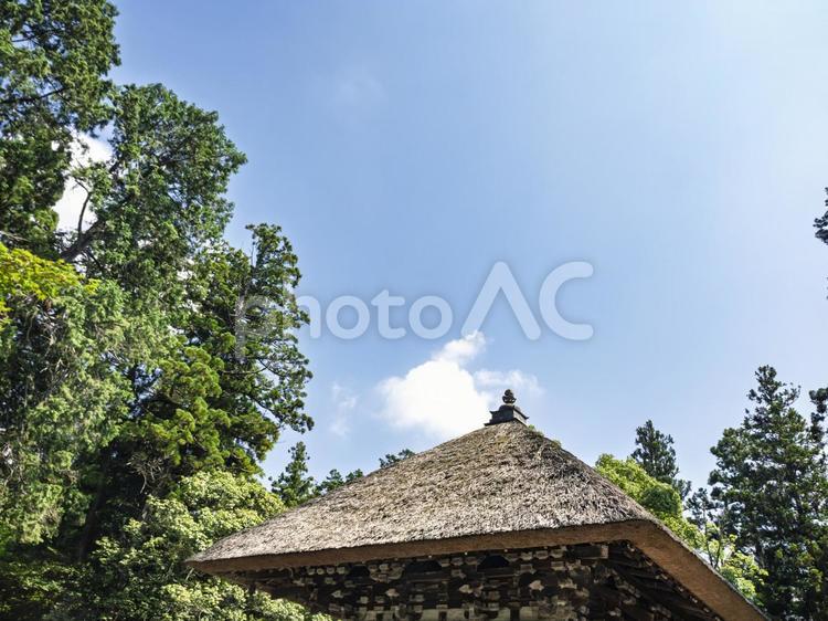 和風の屋根と蒼空 和風の屋根,茅葺,青空の写真素材