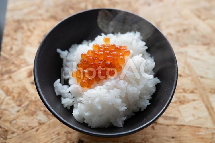 ホカホカの新米にいくらを乗せた朝食 ホカホカ,新米,いくらの写真素材