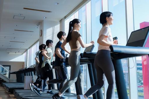 スポーツジムでトレーニングをする若い男女 スポーツジム,ジョギング,ランニングの写真素材