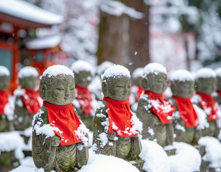 雪がかかったお地蔵さんの写真