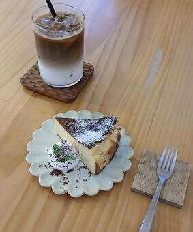 バスクチーズケーキ×カフェラテ ドリンク,飲み物,カフェの写真素材