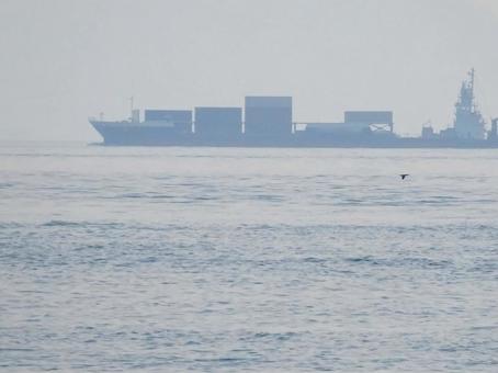 霧にむせぶ大きな貨物船 霧にむせぶ大きな貨物船 貨物船,霧,濃霧の写真素材