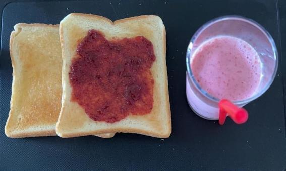 いちごムジャとココナツのトースト等の昼食 いちごムジャとココナツのトースト等の昼食の写真
