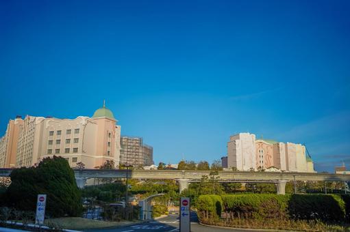 青空に映えるリゾートホテル ホテル,建物,リゾートの写真素材