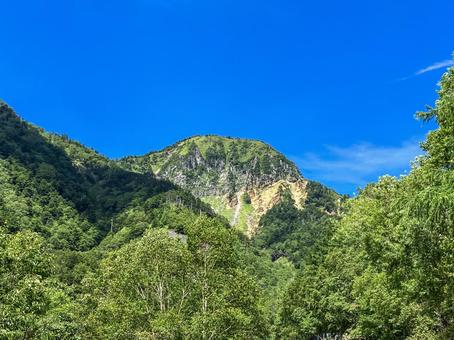 国道120号線から日光白根山を見上げる 国道120号線から日光白根山を見上げる 日光白根山,白根山,山の写真素材