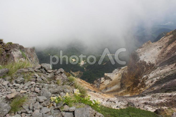 爆裂火口を見下ろす 硫黄岳,爆裂火口,八ヶ岳の写真素材