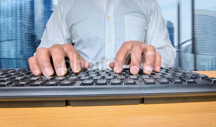 デスクワーク デスクワーク,パソコン,仕事の写真素材