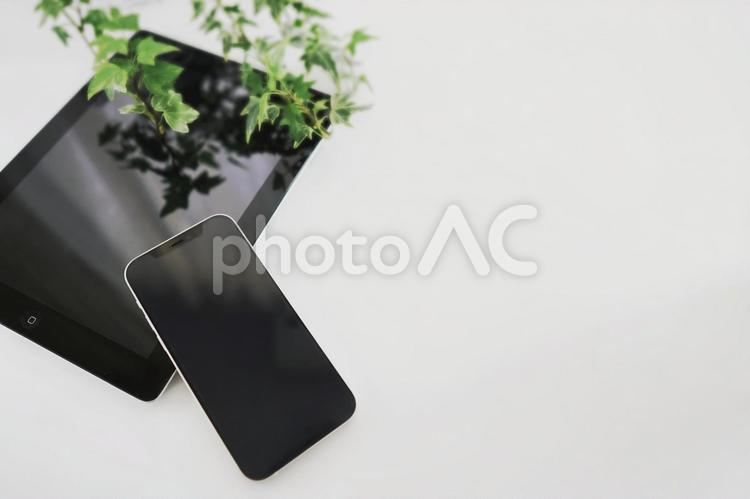 スマホとタブレットの背景素材（２） スマホ,タブレット,デスクの写真素材