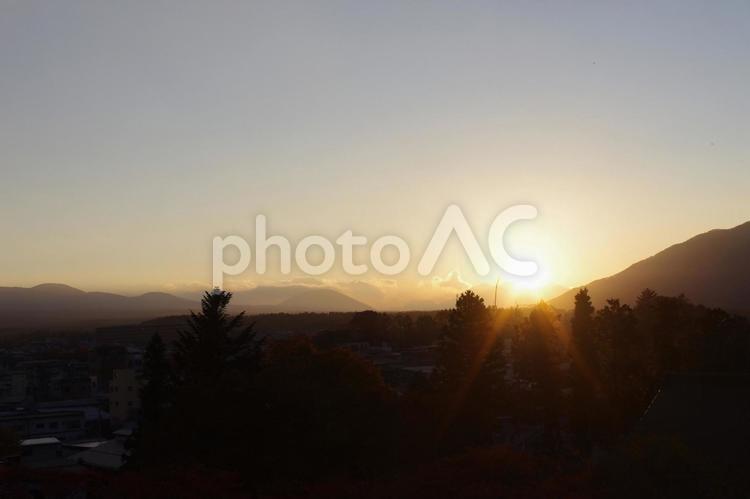 山に沈む夕日1 夕日,山,空の写真素材