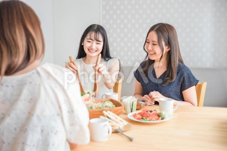 食事会で料理を取り分ける女性 女子会,カフェ,女性の写真素材