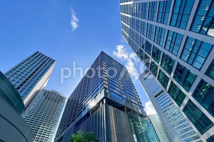夏の陽射しを受けてそびえ立つ高層ビル 高層ビル,都市風景,ビジネスの写真素材