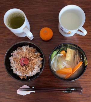 あきたこまち七分突きにもち麦ご飯等の朝食 あきたこまち七分突きにもち麦ご飯等の朝食 朝食,朝ご飯,あきたこまちの写真素材