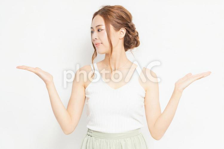 案内のジェスチャーをする若い女性 女性,案内,説明の写真素材