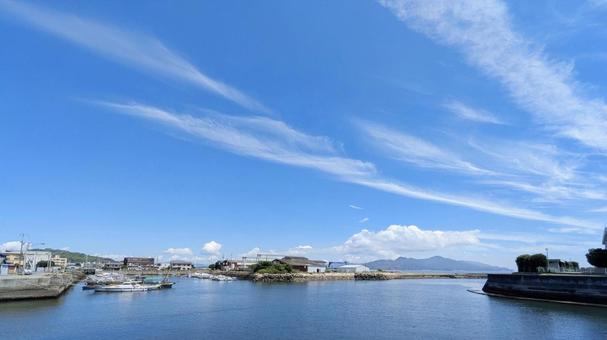 光り輝く水面と、停泊する船 今治市,浅川,河口の写真素材