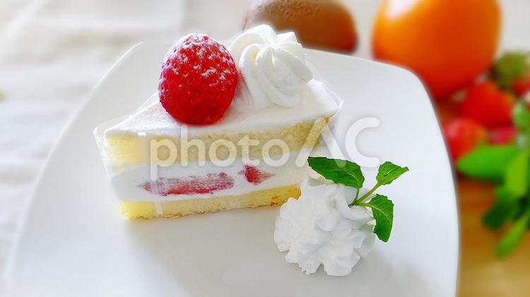 いちごのショートケーキ中央横長 いちご,ショートケーキ,生クリームの写真素材