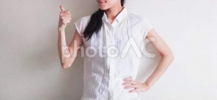 親指を立てる女性(横長) 女性,親指,立てるの写真素材