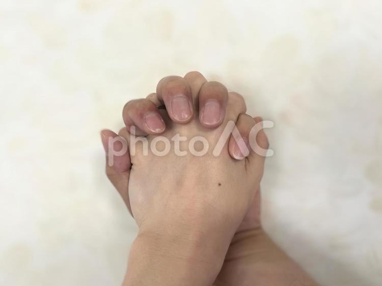 男性と女性の繋いだ手 手の甲,男性,女性の写真素材