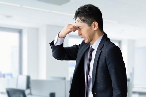 目の疲れに悩まされる男性ビジネスマン 男性,ビジネス,ビジネスマンの写真素材