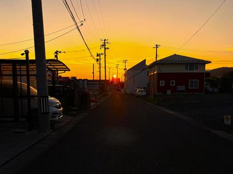 朝焼けの住宅街の写真