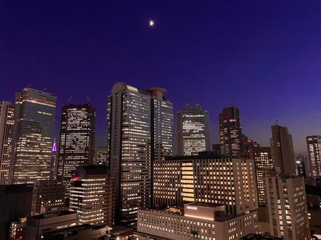 高層ビルの夕暮れと半月 高層ビル,夕暮れ,ビルの写真素材