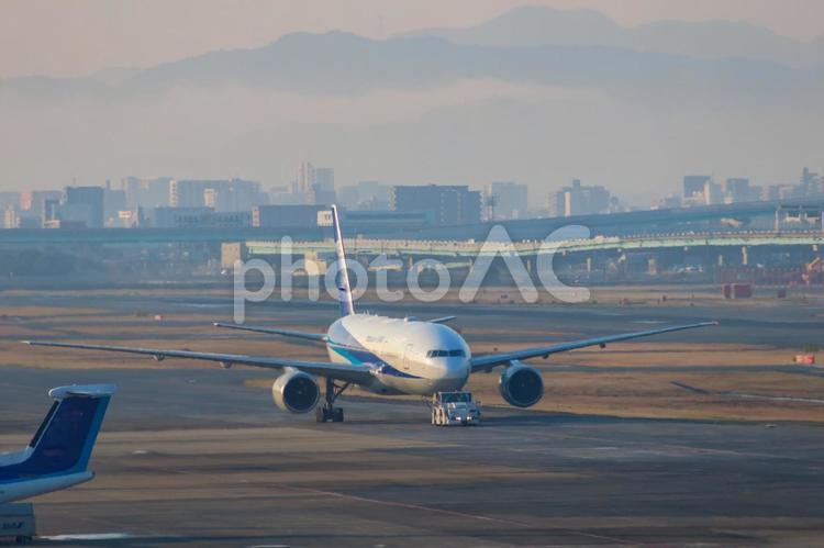 福岡空港、朝の雲と滑走路 福岡空港,朝,飛行機の写真素材