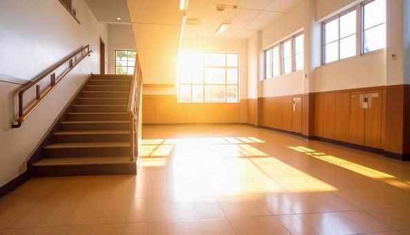 明るい日差しの差し込む学校の階段と踊り場 明るい日差しの差し込む学校の階段と踊り場の写真