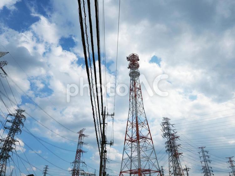 鉄塔がある風景 鉄塔,送電線,電線の写真素材