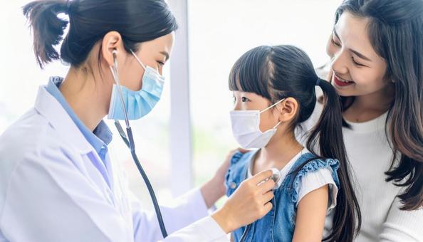 医療　診察を受ける小学生の日本人女の子の写真