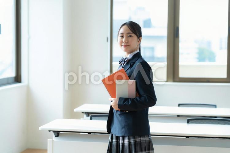 教室で勉強する学生 高校生,笑顔,学生の写真素材