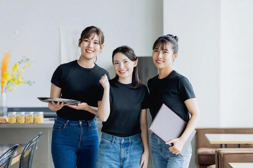 カフェで働く若い女性 カフェで働く若い女性 ガッツポーズ,アルバイト,カフェの写真素材