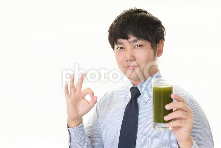 野菜ジュースを飲む笑顔の男性 飲み物,男性,ビジネスマンの写真素材