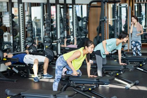 ジムでトレーニングする人々 ジム,フリーウェイト,ダンベルの写真素材