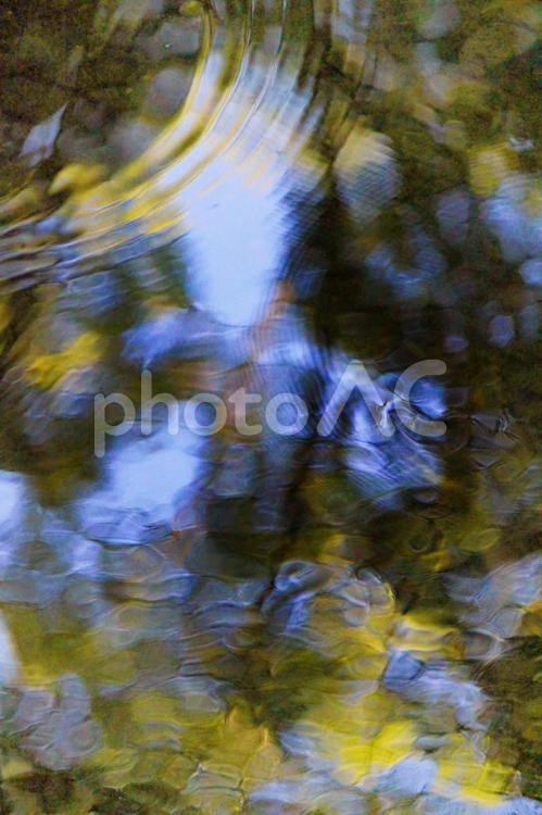 水面に映った空と木々の写真 波,波紋,さざ波の写真素材