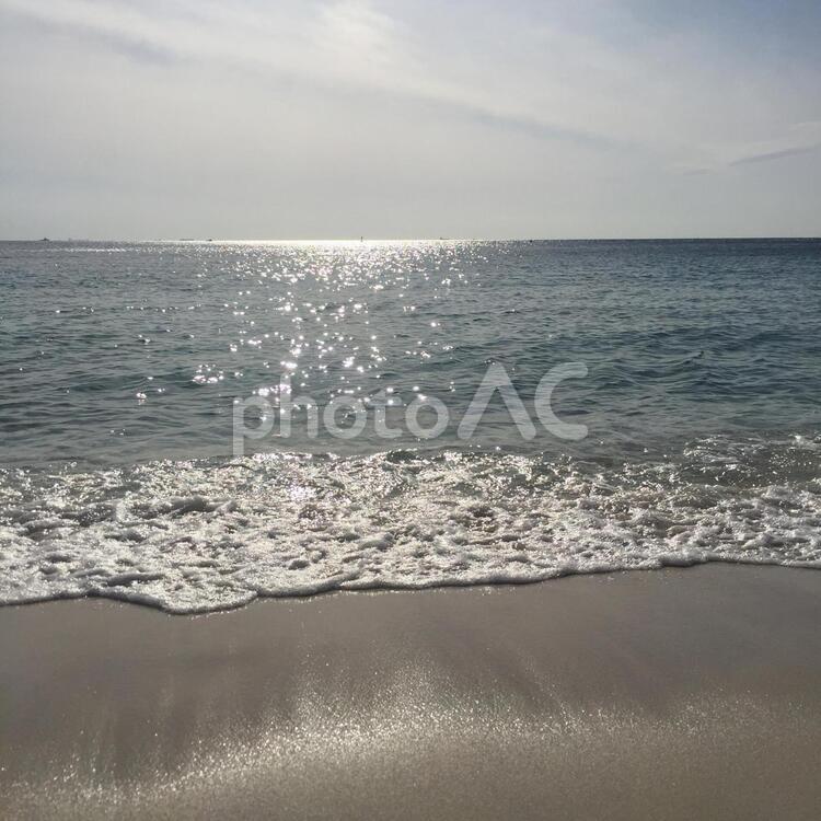 南紀白浜の波打ち際と白い砂 南紀白浜,和歌山県,何人もありませんの写真素材