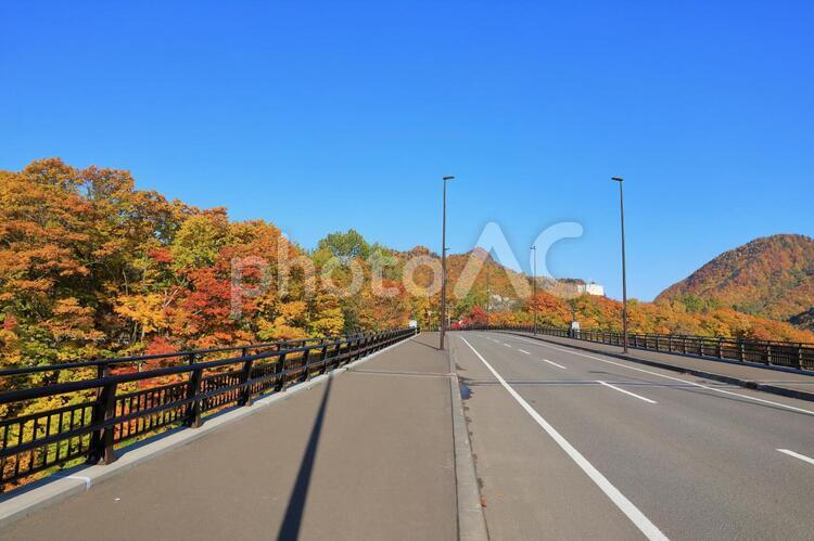 紅葉が見頃の定山渓大橋(朝) 定山渓,定山渓大橋,橋の上の写真素材