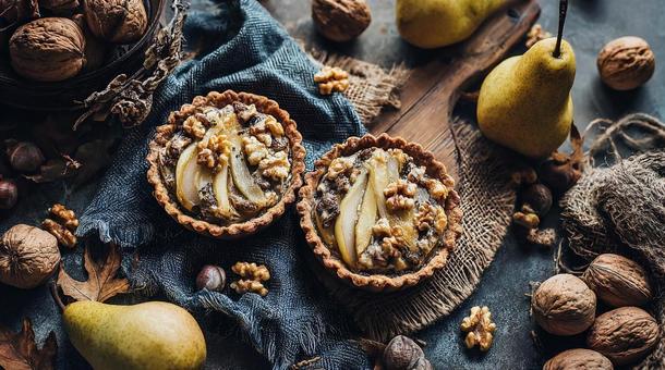 洋梨タルトと木の実の盛り合わせの写真