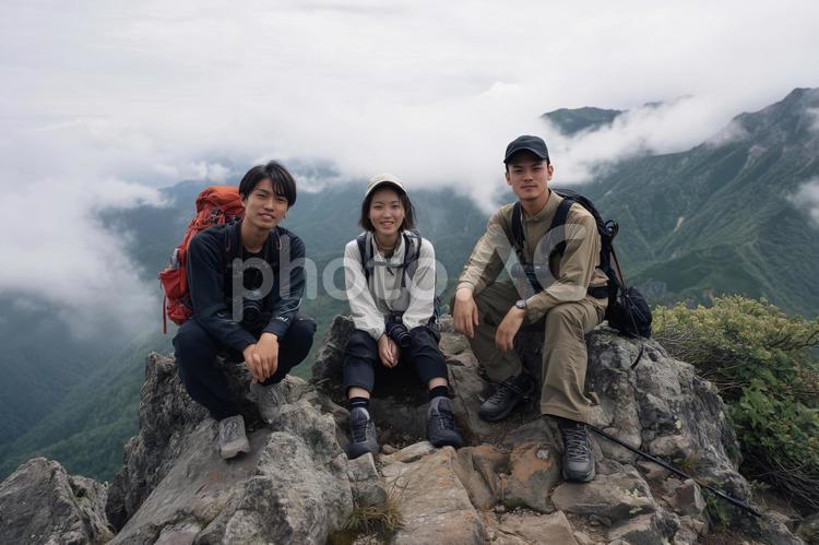 しっかり準備をして山登りを楽しむ若者たち 山登り,きれいな景色,空気が美味しいの写真素材