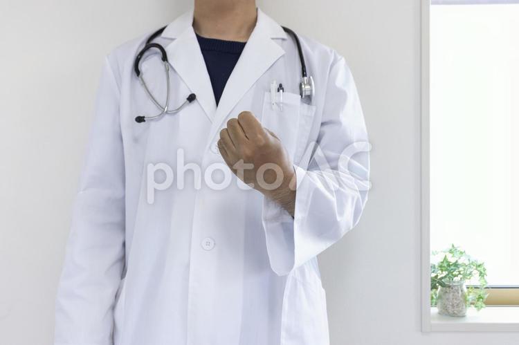 握り拳をする医者のイメージ（男性、顔無し 医者,男性,手の写真素材