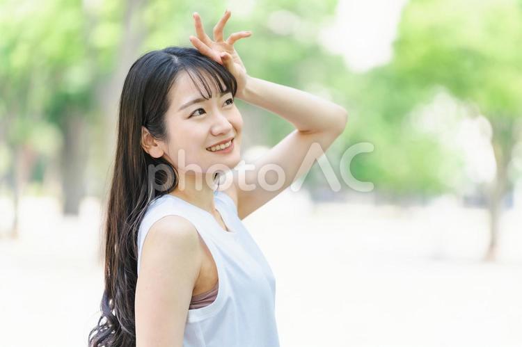 新緑の中で日光を浴びる日本人女性 日焼け止め,紫外線対策,女性の写真素材