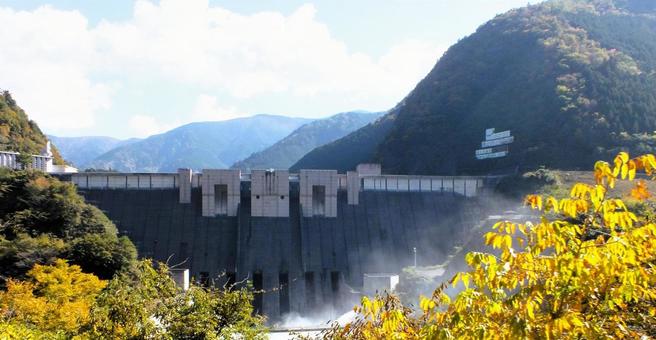 長島ダム 放流の霧が舞い上がる 長島ダム 放流の霧が舞い上がるの写真