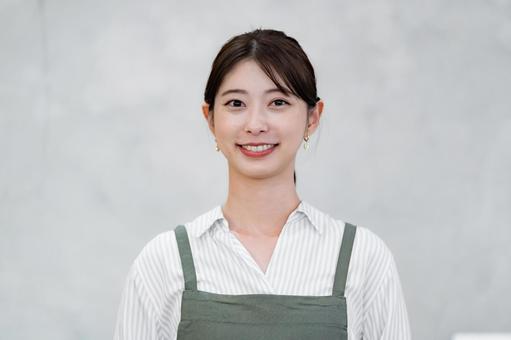 カフェで働く女性 カフェで働く女性 カフェ,店員,笑顔の写真素材