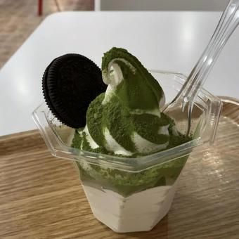 抹茶がけソフトクリーム 抹茶がけソフトクリーム クッキー,ビスケットサンド,ソフトクリームの写真素材