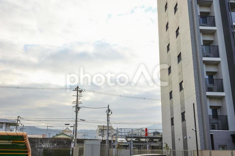 どんよりした駅前の曇り空　早朝 早朝,どんより,駅前の写真素材