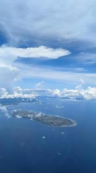 上空からみた伊江島(縦) 上空からみた伊江島(縦) 飛行機から,上空から,空撮の写真素材