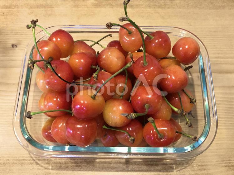 ガラス皿とさくらんぼ さくらんぼ,果物,フルーツの写真素材