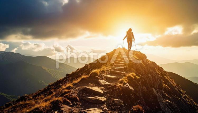 山道を歩く登山家の後姿のシルエット 山,登山,登山家の写真素材