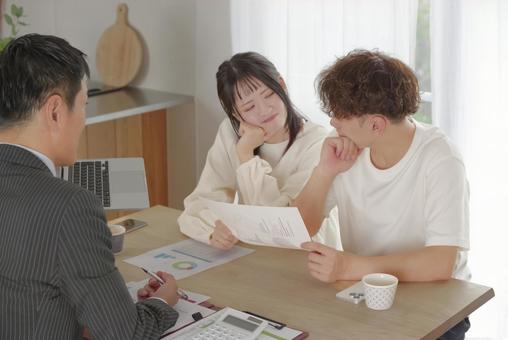 保険や資産運用の相談をするカップル 保険や資産運用の相談をするカップル 商談,契約,カウンセリングの写真素材